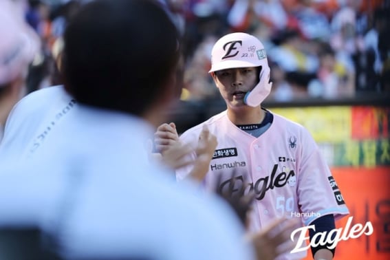 'With' Hanwha, Heo In-seo truly got lucky! A 23-year-old catcher on the verge of the OPS top 10... He hit three hits in one game but still said, "I've never hit four hits in a game; I'll try to do it." [Daejeon on-site]