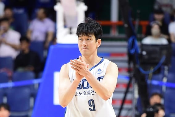"The entire hotel floor was filled with profanity..." In a moment of depression following a heartbreaking comeback loss, 'Captain' Jung Hee-jae's leadership shone brightly [Busan Field Report]