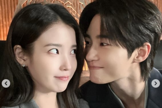 IU♥Byun Woo-seok, sus rostros casi se tocan.. Solo con ver su química visual se siente emoción