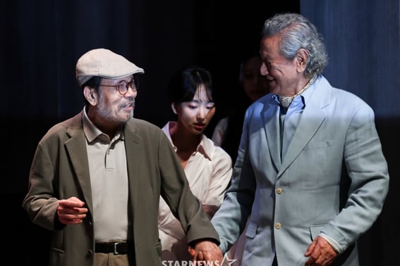 '90歳'のシン・グ、拍手が集まった理由..'86歳' パク・グンヒョンの手をしっかり握り「好きだからやる」 [★FOCUS]