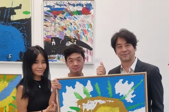 El hijo de Kwon Oh-joong, tras superar una enfermedad rara, hace su debut exitoso como pintor: "Obras pintadas con amor"