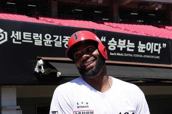 'First in 45 Years of KBO History' — Will KIA's New Foreign Investor 'Super Hit' Sign a Renewal? To Hit 3rd in Team Home Runs in Just 8 Games Is 'Historic'... "The Korean League Is Quite Competitive"