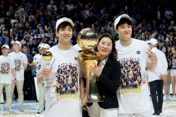 Heo Hoon's witty joke: "Three-generation PO MVPs? My mother raised three beasts." → Heo Woong quickly corrected: "Are you drunk on champagne? I have three sons."