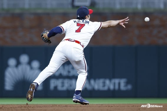 ¡Ay! Kim Ha-seong, quien causó un accidente, cometió un error de campo gravemente lamentable, proporcionando la excusa para que se frustrara la racha de cinco victorias... Su promedio de bateo también cayó a 0.111 tras no conseguir ningún hit.