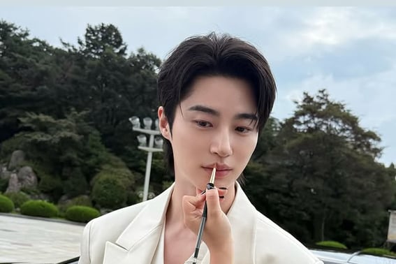 Byun Woo-seok, con la ayuda del equipo de maquillaje, mantiene los labios perfectamente delineados... Aura de divinidad frente a un sedán de lujo
