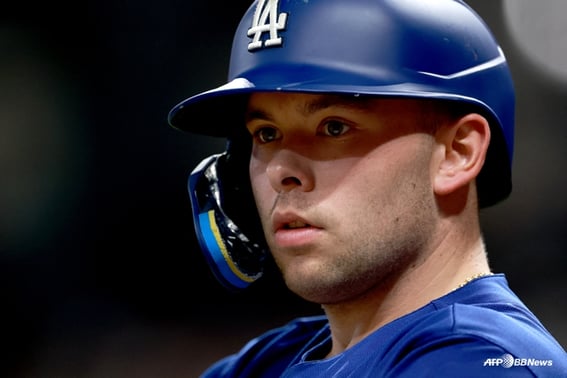'Allegations of profanity toward Lee Jung-hoo': LA Dodgers catcher Dalton Rushing, known for anger management issues, sparks controversy again with 'breaking the bat and self-harm' → Teammates appear accustomed, stifling laughter