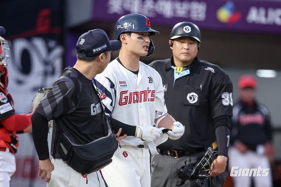 "While showering..." Lotte's most absurd injury ever 'How could this happen' → Kim Tae-hyung takes a deep sigh... Will he be able to start today (17th)?
