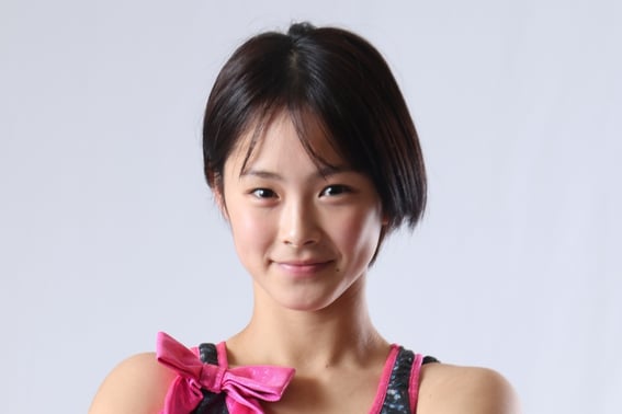 'Is she really born in 2010?' Japanese high school girl fighter 'debut victory'... A 30-year veteran relentlessly taking hits