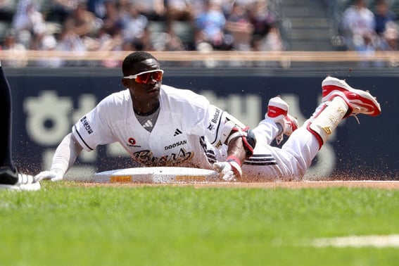 ¿Por qué? De un empate 1-1 tan reñido, el partido se inclinó en un instante con un "impactante séptimo inning de 7 carreras concedidas"... Doosan, tras vencer a Lotte, logra la victoria en serie con dos triunfos consecutivos [Resumen del campo de Jamsil]