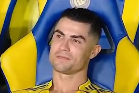 ¡También se confirma el «síndrome de no-show»! Cristiano Ronaldo, enfadado, «ignora» la ceremonia de entrega de medallas de plata tras la derrota en la final de la ACL2... El Gambá de Osaka se proclama campeón de Japón.