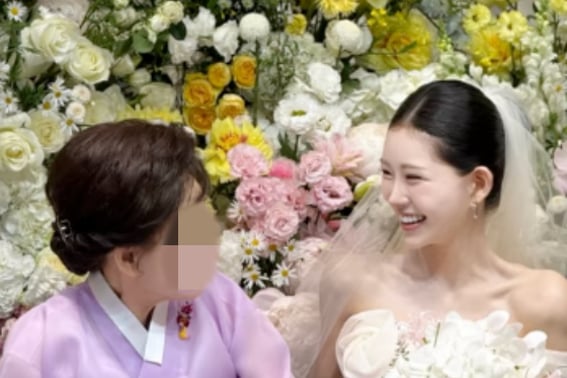 'La difunta Choi Jin-sil, hija': Choi Jun-hee invita a su abuela materna en el día de la boda ante rumores de discordia. "Dejen de especular", sonríe radiante.