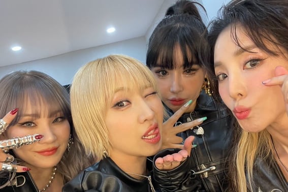 Sandara Park, a guardian angel... Congratulating Park Bom and '2NE1 full reunion' with "Happy 17th Anniversary~!♥" [Star Issue]
