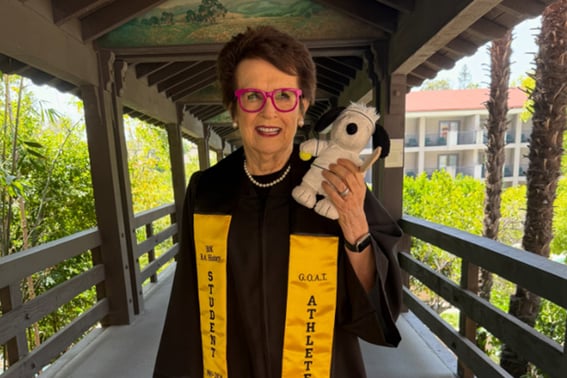 Tennis legend graduates from university after 65 years: "A dream delayed by sports, achieved at age 82"