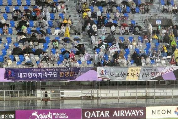 'As feared,' 300 million won support received, North Korean hanbok fans cheer... No 'joint support' as promised [Suwon field]