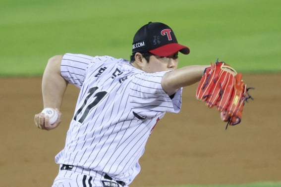 "Received reports that Ham Deok-ju is doing well." Left-handed ace's comeback imminent, 'first game appearance in 8 months' — When will Kim Kang-ryul return? [Jamsil On-site]