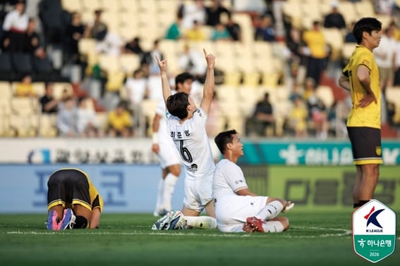 'How happy must they have been' to kneel and roar → Gimhae finally wins... Secures first professional victory by defeating Jeonnam