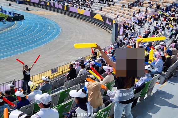 北の故郷を応援するために、ここまで? '統一部支援'のチアリーダーまで登場··· '自社'の現場スタッフだけでなんと50人