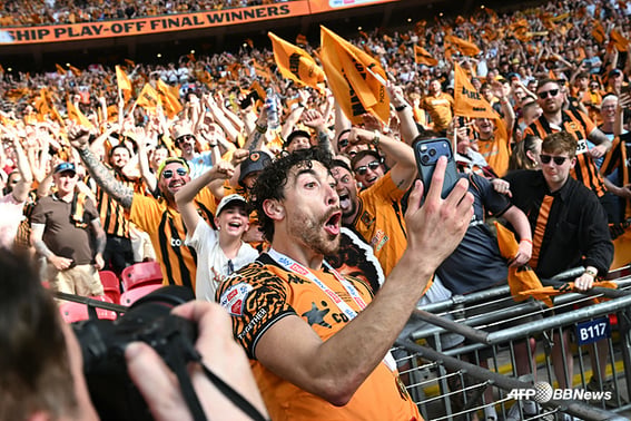 A los 95 minutos, un gol de valor de 420.000 millones de wones estalló en el último instante. El Hull City, tras 9 años, asciende a la Premier League inglesa (EPL) con una emocionante victoria de 1-0 ante el Middlesbrough.