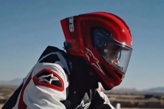 "Una película hecha en un abrir y cerrar de ojos": Jungkook de BTS, esta vez en una motocicleta superdeportiva... 27,3 millones de vistas en solo 9 horas, 'explosión de popularidad'