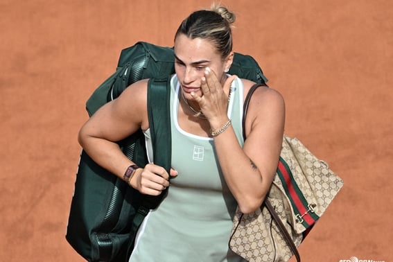 La número 1 del ranking, que vistió el 'sislu', vuelve a generar controversia con su 'bolso de lujo en la pista' → WTA inicia investigación por posible incumplimiento de normas