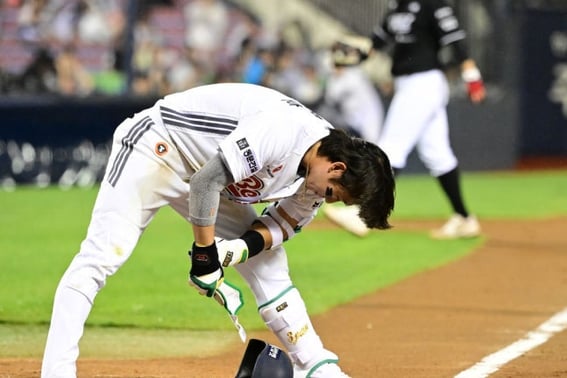 Park Chan-ho, unable to leave the batter's box after a strikeout... 'Only 8 runs in 5 games, 38 left on base' Doosan's bleak reality [Jamsil on-site]
