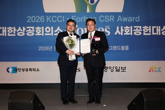 The value of football expanded to include donations, environment, and education... Jeonbuk Hyundai Motors, the first professional club to lead social Gong Heon-dae-sang (수상)