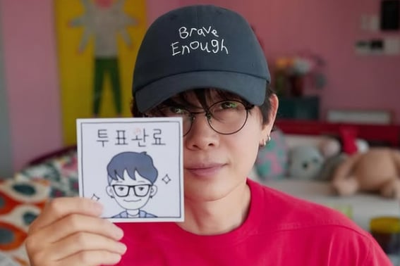 イ・スンファン、赤いTシャツを着て事前投票の認証写真を公開 [スター・イシュー]