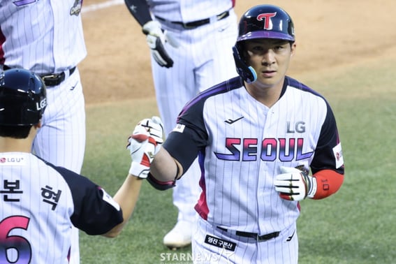 "If the fans believe in us and endure with us..." Captain's words proved right! Mega Twin SPO activated, '12-hit explosion' — LG defeats KIA 12-2 for 6th consecutive win [Jamsil On-site Review]