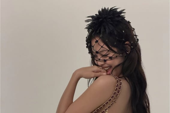 BLACKPINK Дженни раскрывает смелые линии спины. За кулисами сенсационной фотосессии