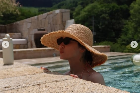 Peeking out from the water... Song Hye-kyo, with her mom♥, already enjoying summer