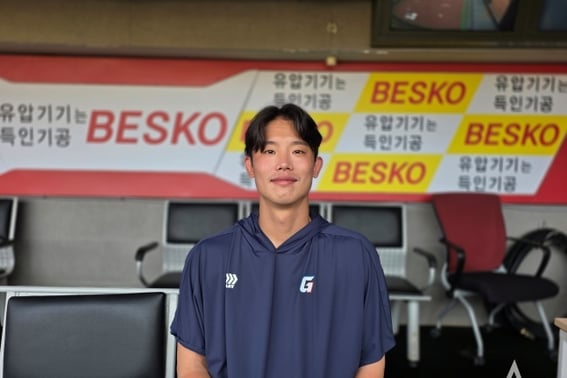 "My grandfathers were close friends." Married to a classmate from first grade, Lotte's Hyun Do-hoon expressed deep gratitude to his wife, who stood by him through a decade of obscurity. [Interview]