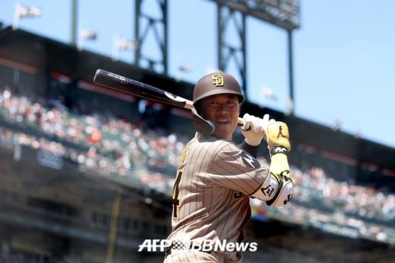 'Oh no,' Song Sung-moon's 'near-miss mistake'... Fortunately, he didn't sprint, and despite attempting a surprise bunt in batting, he faced 'bad luck'