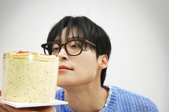 "Héroe de 'Un mundo feliz' Heo Nam-jun, selfie de cumpleaños con gafas de montura gruesa 'aprobada'"