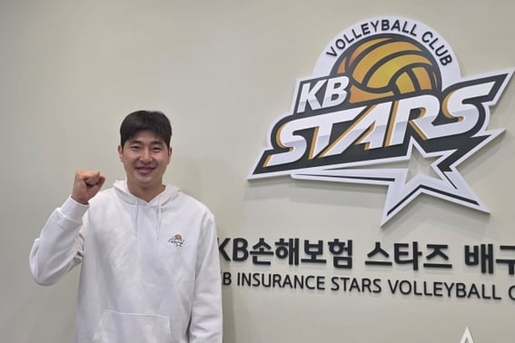 At 40, Park Sang-ha says volleyball is so much fun. "If only I had known sooner? You should have flown in to watch me." [Interview]