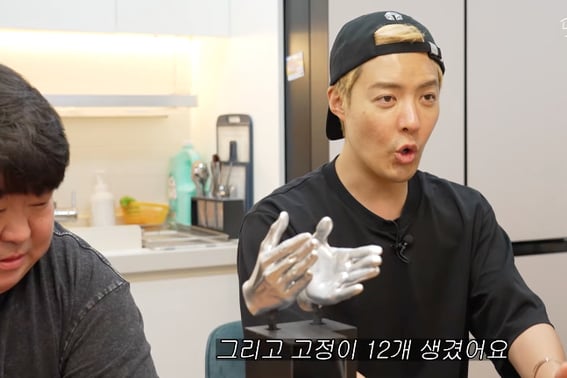 "Thanks to this, I have 12 regulars." Gangnam gifts a trophy to his "subway friend" of 13 years of friendship [Kang Na-mi]