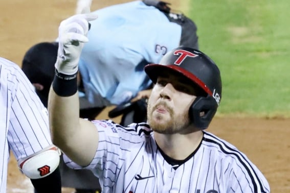 Could the KBO's first foreign captain emerge from LG... Even on the day he hit a bases-loaded home run and a multi-homer, he looked out for his teammates