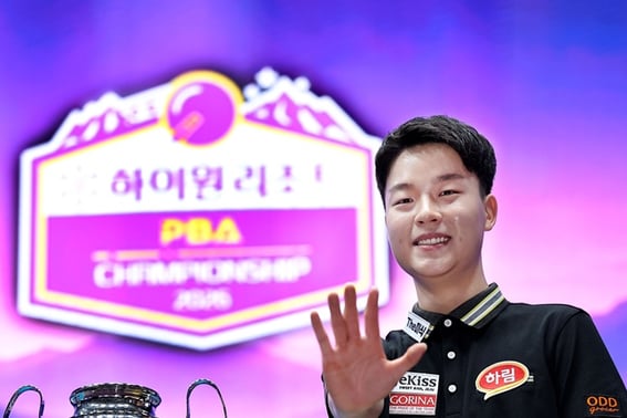 "I came here to bring about a generational shift." The 18-year-old billiards prodigy who shook up the "old guard" arena has already earned 500 million won in prize money; Kim Young-won's gaze is now set on 1 billion won. [Jeongseon Field Report]