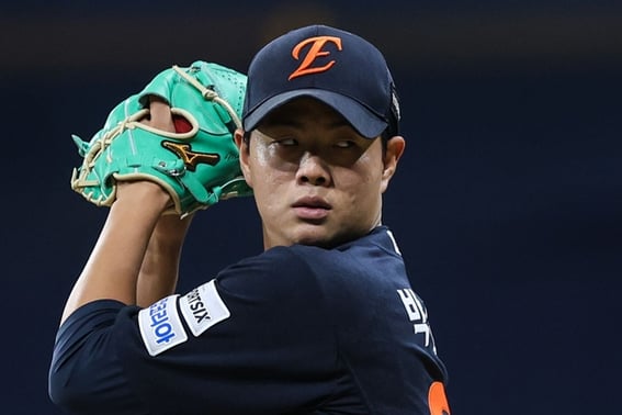 'Perfect through five innings → First QS': KBO's development player makes history with debut start win, 6⅓ innings, 2 earned runs — incredible! 'Fiery Park Jun-young' shines even in defeat