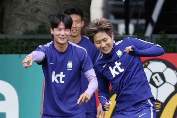 El equipo nacional de fútbol de Corea del Sur realizó un entrenamiento el 14 en el Chivas Verde Valle de Guadalajara, México, de cara a la segunda ronda de clasificación de la Copa Mundial de 2026 en Norteamérica, Centroamérica y el Caribe. Seol Young-woo y Lee Kang-in realizaron entrenamientos de pases con expresiones alegres. /foto=corresponsal jefe Kim Jin-kyung
