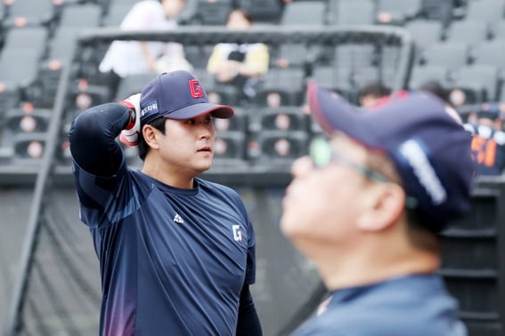 'It's my last year as a catcher with an 8 billion won contract' Lotte's Yu Gangnam sent back to the minors just two days after call-up... 'Baseball-less Monday': 6 players removed from 1st division rosters
