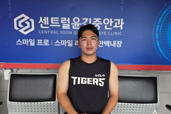 El lanzador diestro de KIA, Hwang Dong-ha, quien no estaba en el autobús del equipo del Ejército, eliminó la pesadilla de un promedio de bateo permitido de 40% contra bateadores zurdos con su 'forkball como un recto', despertando mayor interés [Entrevista ①]