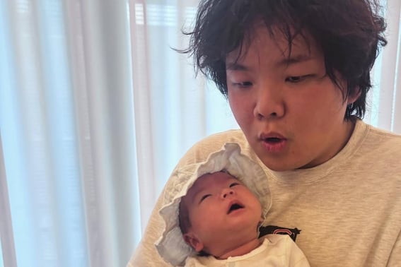 Korean YouTuber and broadcaster Kwak Tube (Kwak Jun-bin) announced his sudden return to Korea due to his son's 100-day celebration. [Kwak Tube]