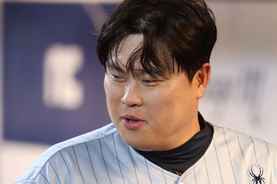 Hanwha's Ryu Hyun-jin finally writes history with 2,500 career strikeouts in Korea and the U.S. today (23rd) against the Doosan Bears in Daejeon