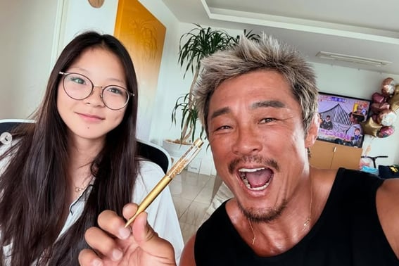 Choo Sung-hoon, moved by daughter Choo Sa-rang's filial piety: "Father's Day gift... indeed, gold suits me best"