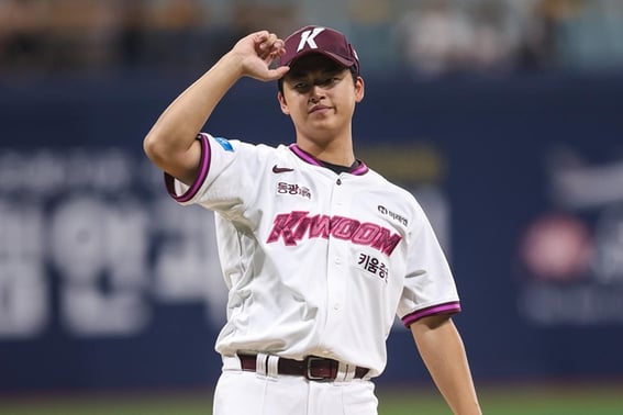 'Why exactly' was the 19th-year-old fireballer so disappointed by Kim Do-young's hit? → Kiwoom manager: "He's the league's best hitter, so he must have wanted to win"