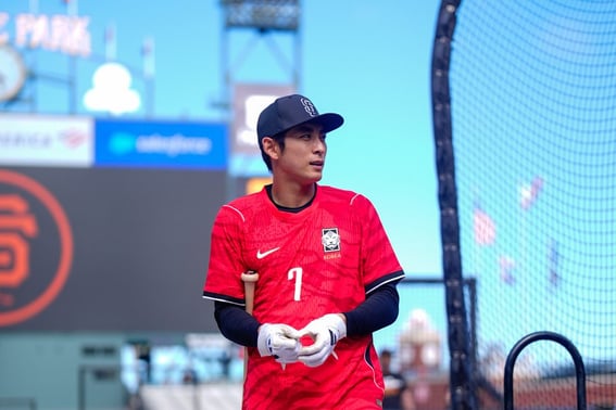 'El uniforme de los Sones' Lee Jung-hoo logra otro doble hit y una espectacular superatrapada, saliendo en la novena ¡'No hay nada que no pueda hacer'!