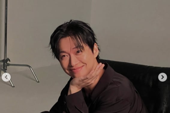 'Padre en ciernes' Namgoong Min, se le captura una sonrisa que le llega hasta las orejas