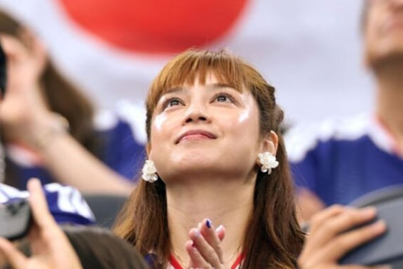 "真的是41岁的大婶吗？" 让观众席翻天覆地的日本长友年长的妻子"吸血鬼美貌"