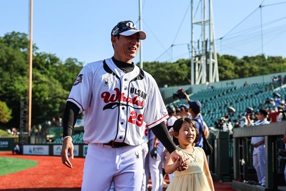 "Manager Kim Sung-geun, the person I am most grateful to" The 43-year-old left-handed pitcher bowed his head, ending his retirement game with a fiery "1-inning KKK scoreless SV" finale.