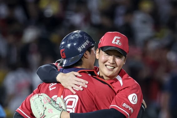 "20球→10球→10球"乐天守护神，面对满垒本垒打噩梦也主动要求3连投！ 主教练也表示感谢，"托您的福，保住了胜利"" [釜山县长]